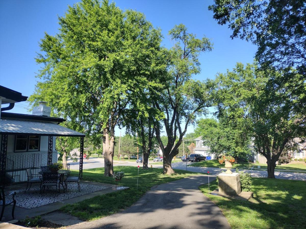1908 Modern Farmhouse On Large Private Treed Lot Shawnee Exterior photo